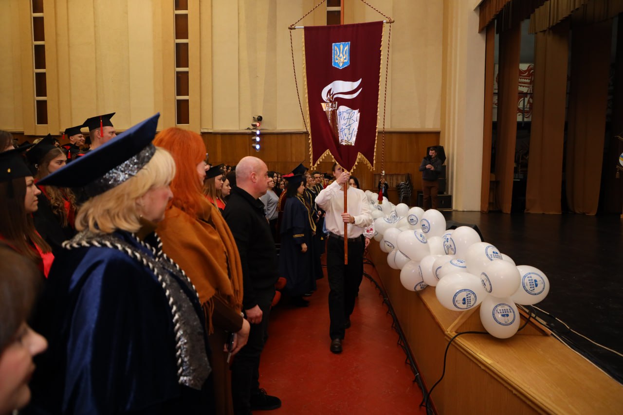 Urochystyi vynis khoruhv TNPU